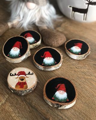Trpasličí rodinka se sobem 🥹♥️ Další letošní várka malovaných vánočních magnetků❄️ Jsou malované akrylem na březové...