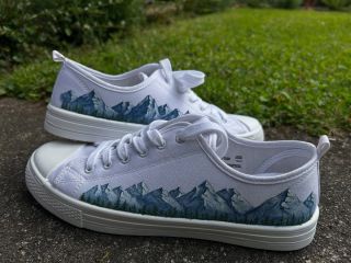 •HORY• 🏔️ Po delší době malba a poprvé na botky. 🥰 Co na ně říkáte? #boty #malovaneboty #malovane #malba #malbanaprani...